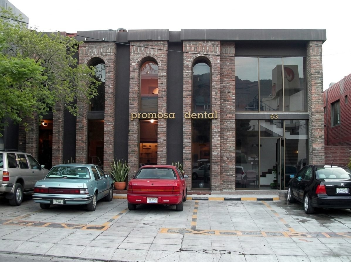 Fachada de las oficinas de Promosa Dental en Dr. Miguel Vera 147, Col. Los Doctores, Monterrey